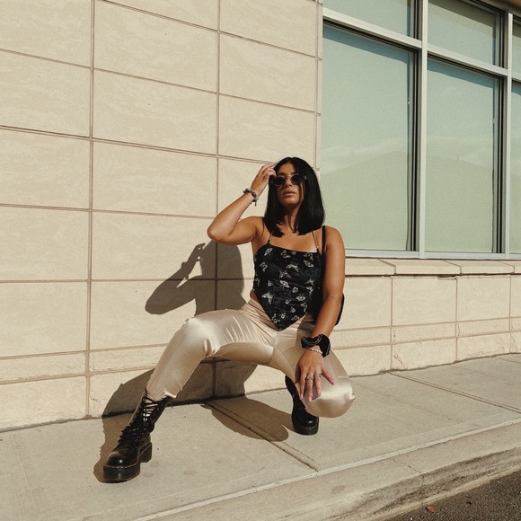 Hi! Names Sahar 🌙 I love fashion and reselling my styles! Send me offers! ♥️ - Picture 12 of 14